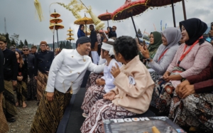 Pengunjung Dieng Culture Festival Kagum pada Pelestarian Tradisi Potong Rambut Gimbal Anak Bajang