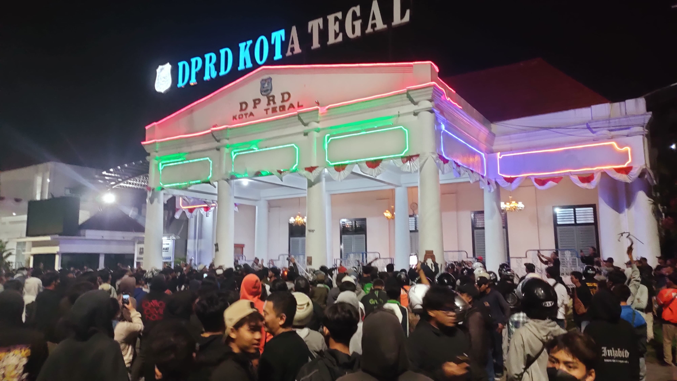 BREAKING NEWS, Gedung DPRD Kota Tegal Jadi Sasaran Amukan Massa Aksi Solidaritas Ojol