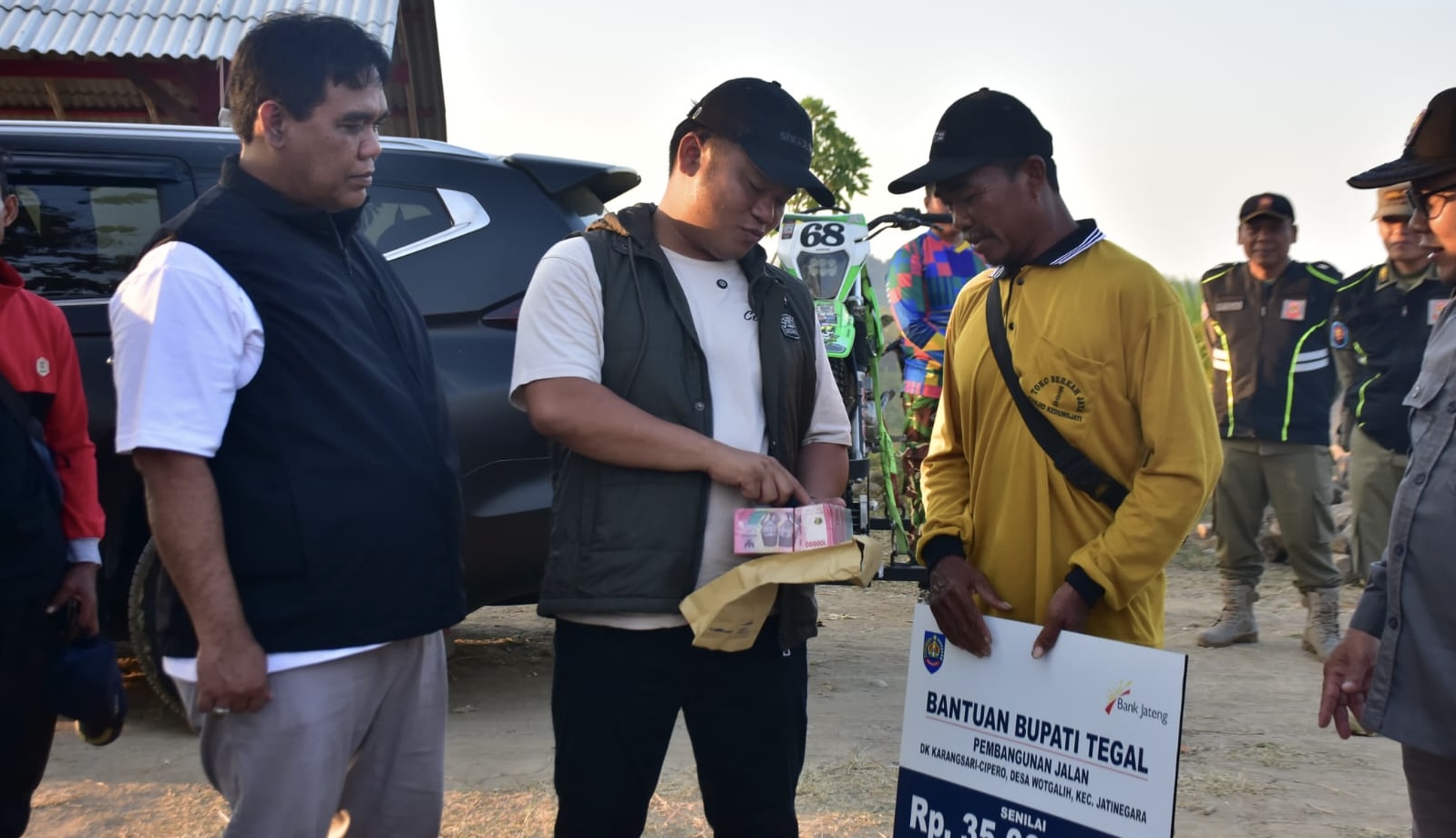 Tanpa Gunakan APBD, Bupati Ischak Bantu Pembangunan Jalan Dukuh Karangsari-Cipero