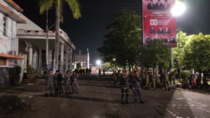 BREAKING NEWS, TNI AD dan AL Perketat Pengamanan Gedung DPRD Kota Tegal Pasca Kericuhan