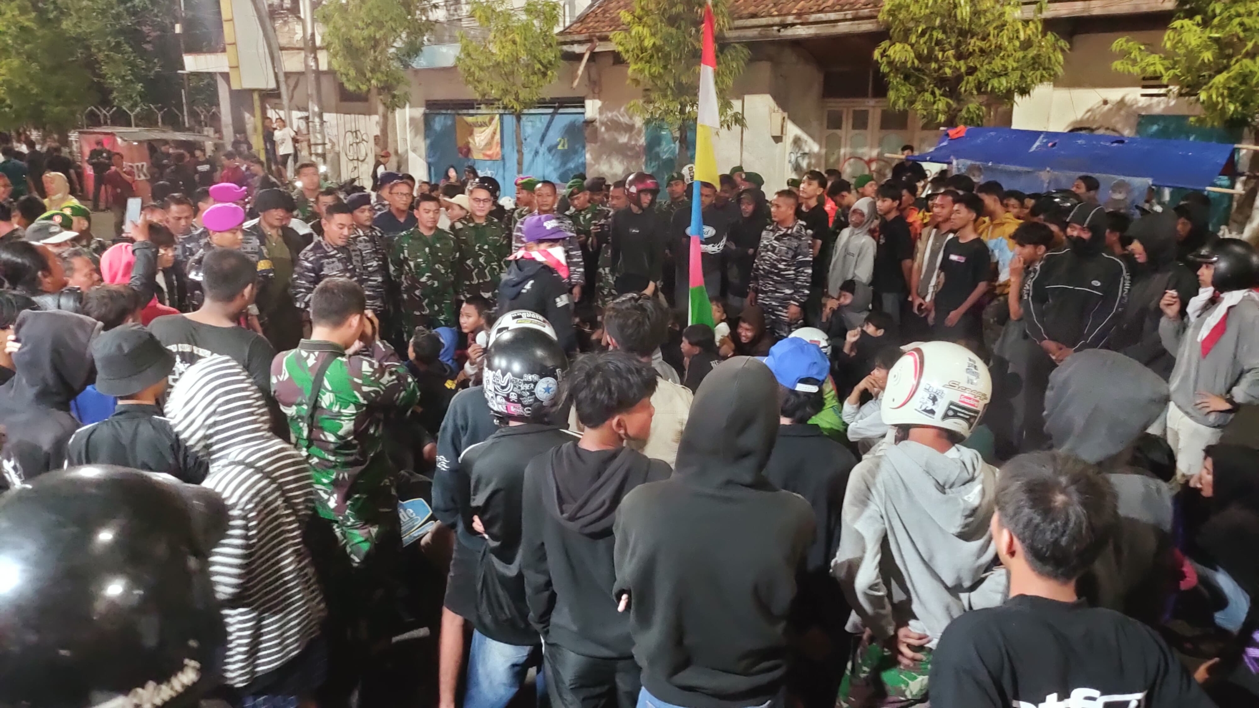 Dandim dan Danlanal Tegal Temui Massa Aksi di Jalan Veteran, Ajak Nyanyikan Indonesia Raya