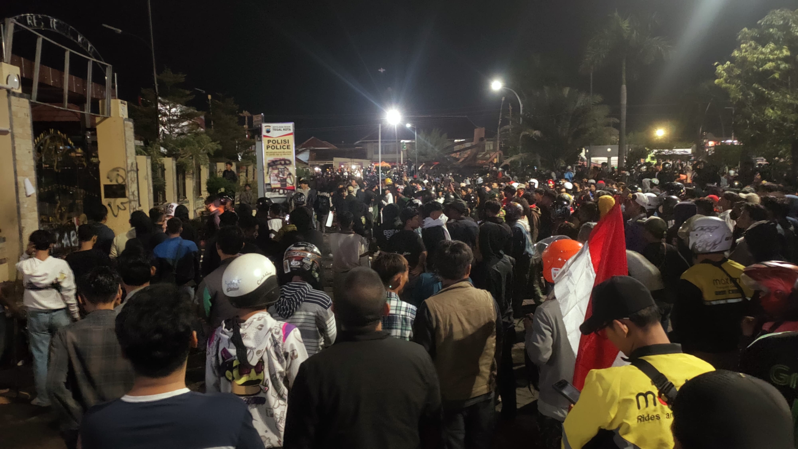 BREAKING NEWS, Mapolres Tegal Kota Dikepung Massa Aksi Solidaritas Ojol