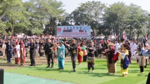 Bupati Paramitha Kenakan Pakaian Adat Dayak Saat Pimpin Upacara HUT ke-80 RI