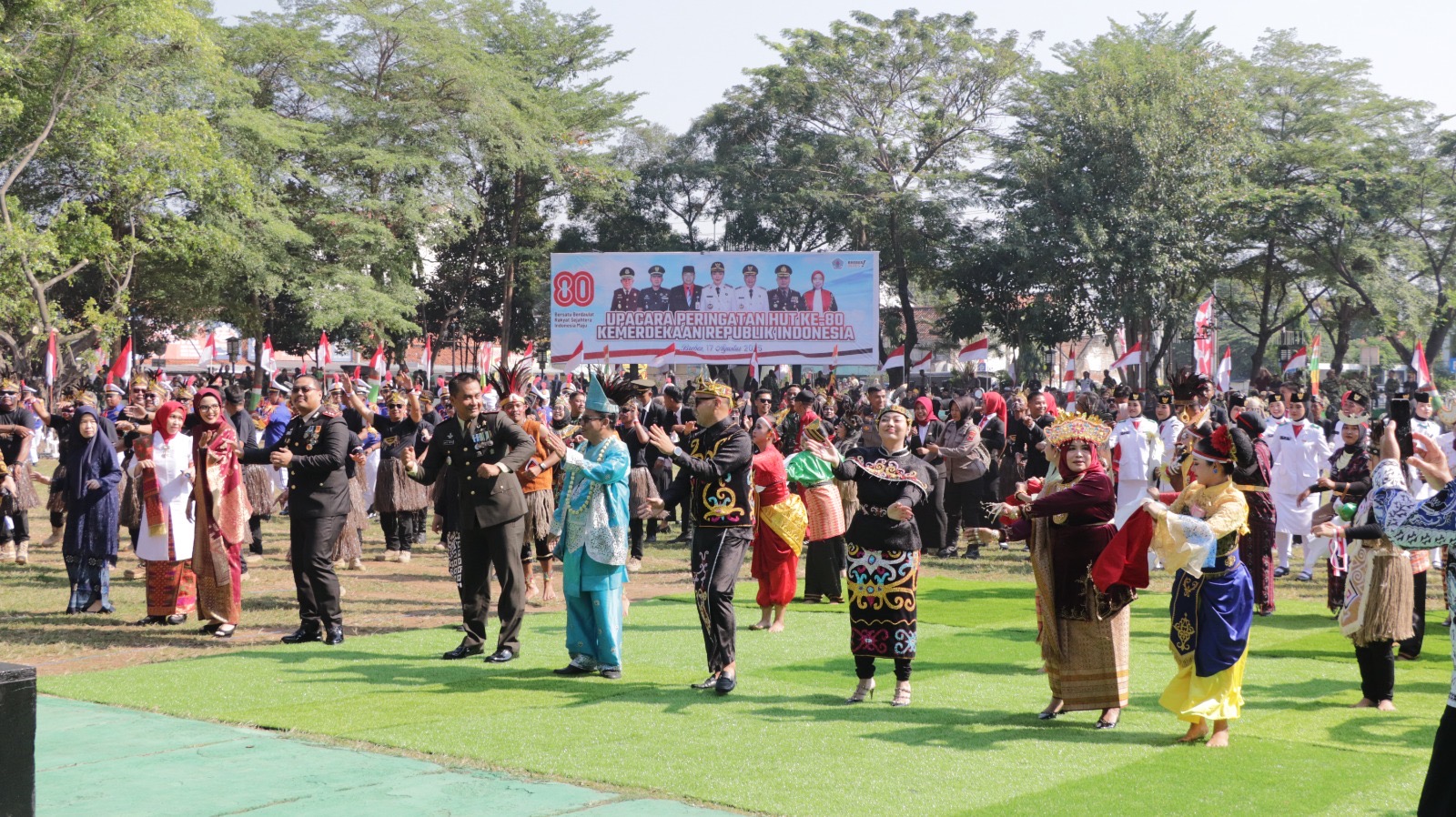 Bupati Paramitha Kenakan Pakaian Adat Dayak Saat Pimpin Upacara HUT ke-80 RI