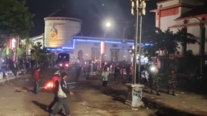 Massa Bubarkan Diri Usai Personel TNI Diterjunkan