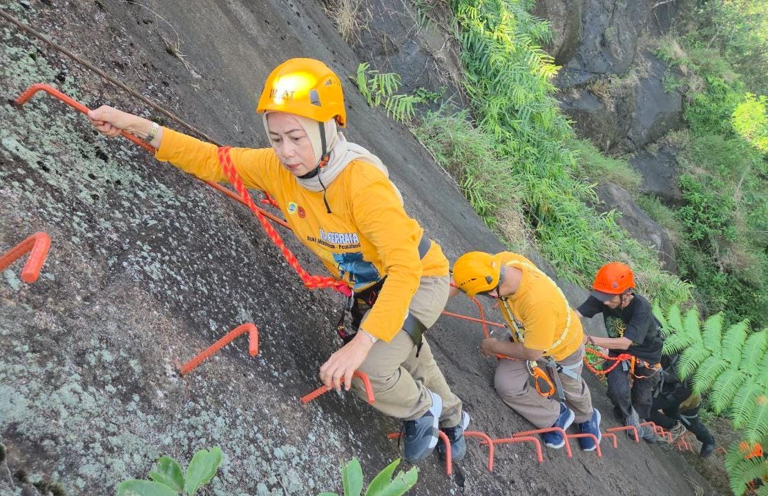 Wisata Ekstrem Panjat Tebing Gunung Jimat Pemalang Direaktivasi