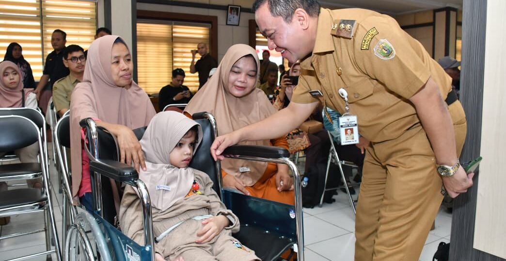Pemkab Pekalongan Salurkan Alat Bantu bagi Disabilitas dan Lansia