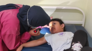 Mata Minus dan Silinder pada Anak Bisa Muncul Akibat Terlalu Sering Main Gadget