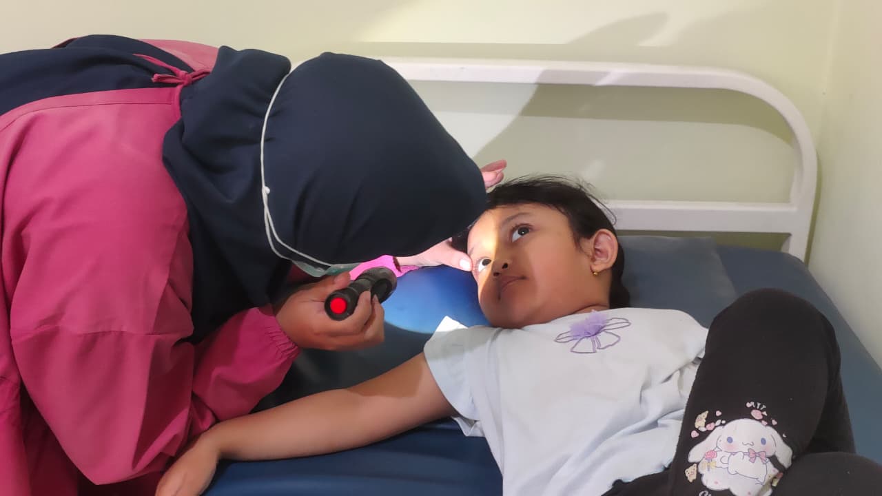 Mata Minus dan Silinder pada Anak Bisa Muncul Akibat Terlalu Sering Main Gadget