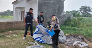 Balon Udara Tersangkut Tiang Listrik di Pekalongan, Polisi Turun Tangan