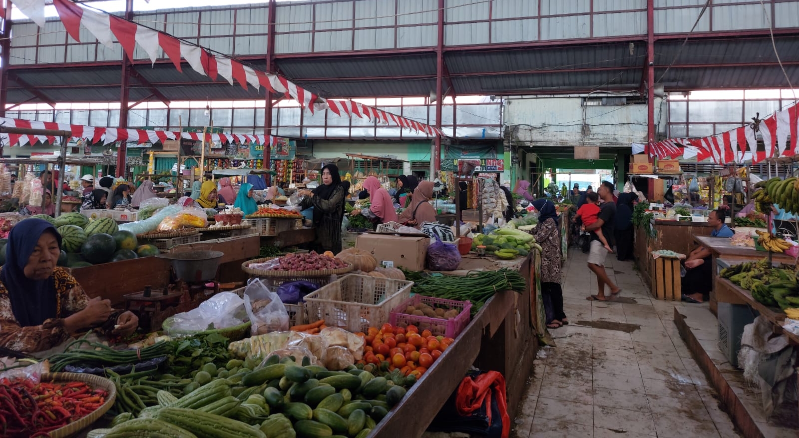 Pedagang Pasar Banjardawa Menjerit, Lapak Emperan Bikin Sepi Pembeli