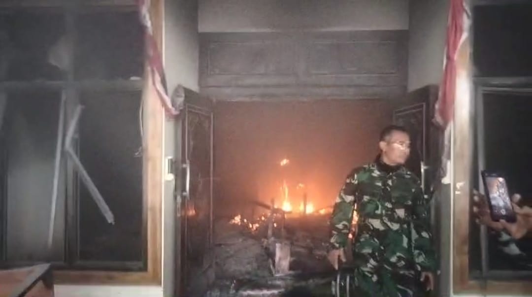 Giliran Gedung DPRD Brebes Jadi Sasaran Amuk Massa, Ruang Audiensi Dibakar 