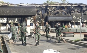 TNI Turun Tangan Bersihkan Puing Kantor Walikota dan DPRD Pekalongan