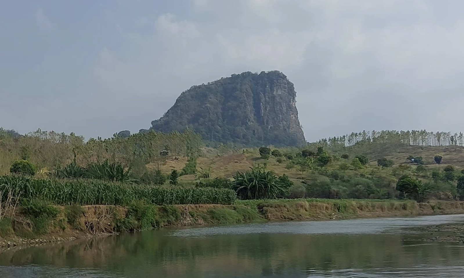 Pesona Gunung Gajah dari Kali Rambut, Spot Sunset Cantik di Pemalang