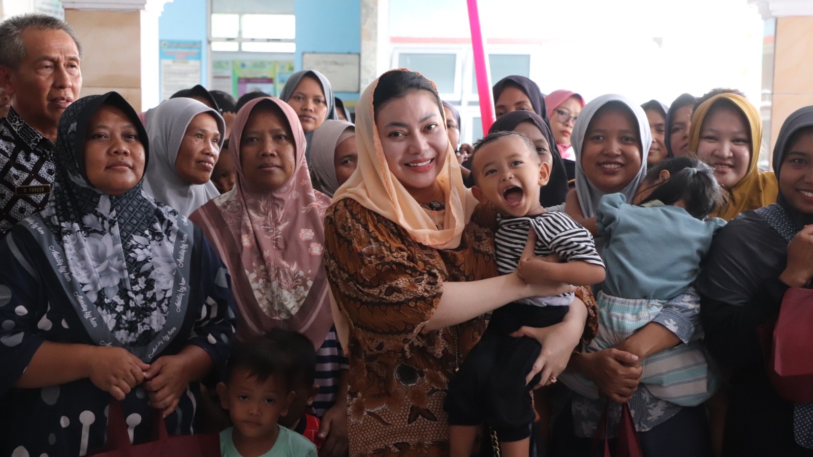 Sentuh Warga Miskin, Bupati Brebes Salurkan Makanan Bergizi untuk Balita Stunting