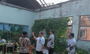 5 Tahun Dibiarkan Ambruk, Ruang Kelas SDN Sitanggal 06 Akhirnya Direhab