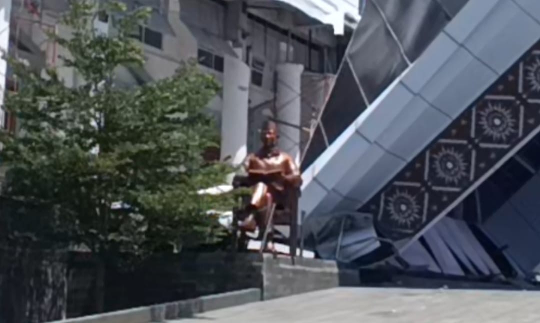 Posisi Patung Soekarno Jadi Sorotan saat Teras KPT Brebes Ambruk