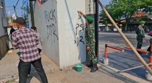 Warga dan TNI Kompak Gotong Royong Bersihkan Gedung DPRD Brebes