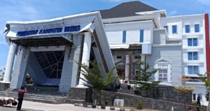 Teras KPT Brebes Ambruk, Netizen Serbu Akun Mantan Bupati Idza Priyanti