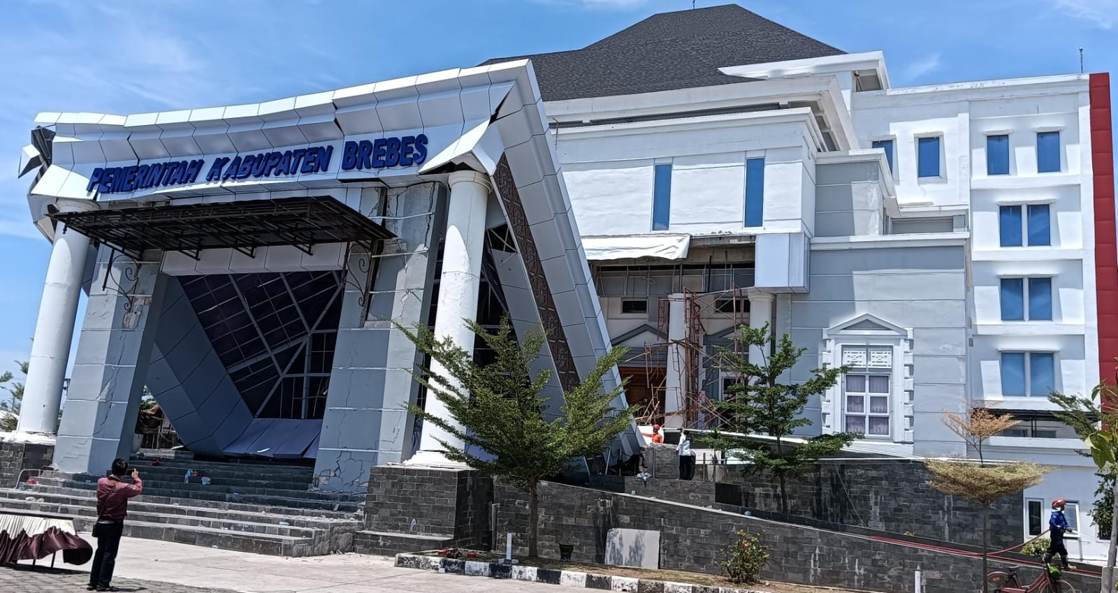 Teras KPT Brebes Ambruk, Netizen Serbu Akun Mantan Bupati Idza Priyanti