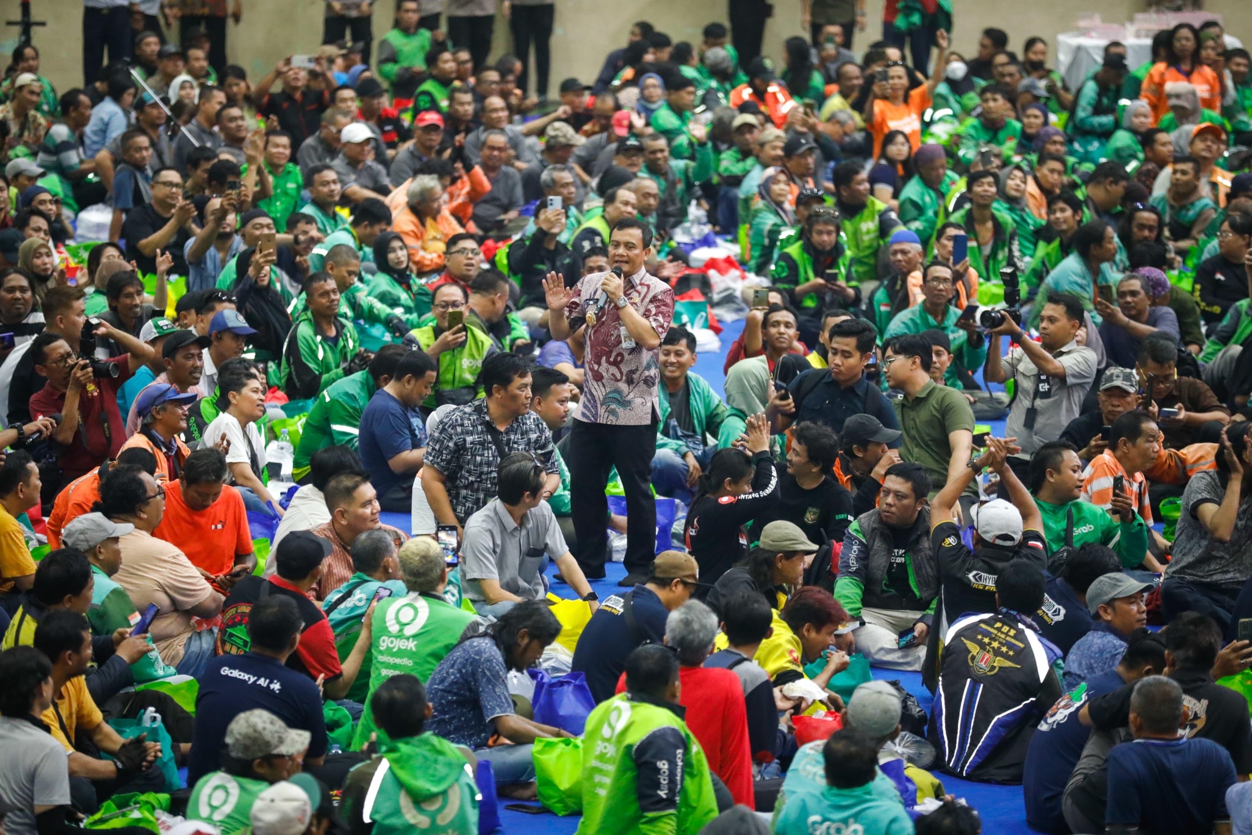 Gubernur Ahmad Luthfi Gratiskan Biaya SIM Mati Ratusan Pengemudi Ojol