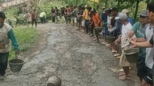 Jalan Rusak, Warga Cinanas Brebes Swadaya Perbaiki Sambil Tunggu Pokir Dewan