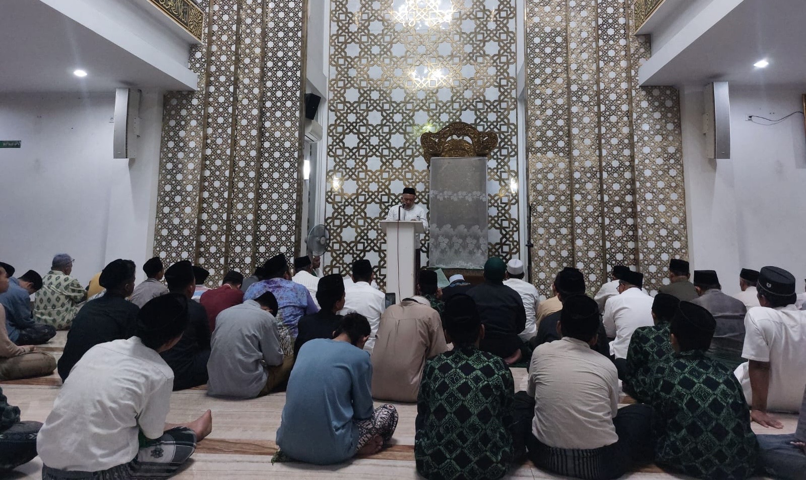 Warga Pemalang Ramai-ramai Salat Gerhana Bulan di Masjid Agung