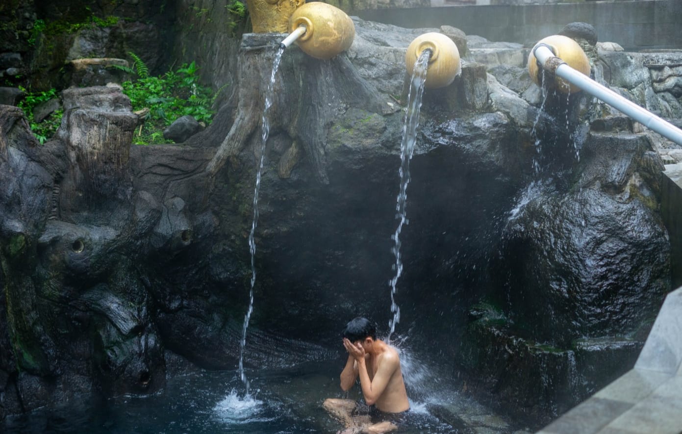 Mandi Malam Sebabkan Rematik? Coba Buktikan Khasiatnya saat Berendam di Wisata Air Panas Guci
