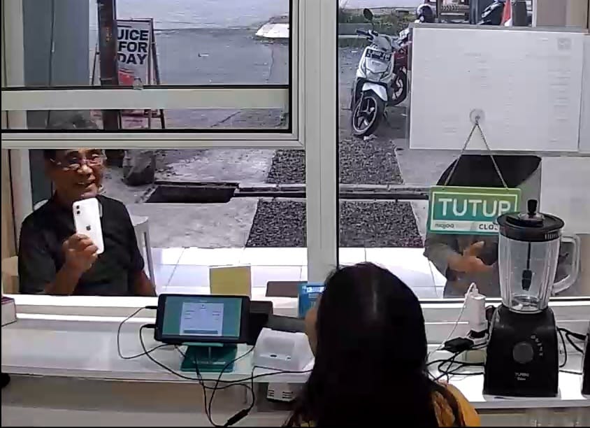 Awas, Modus Pinjam Charger, Pria ini Terekam CCTV Diduga Gondol HP Pelayan Kedai Jus di Pemalang 