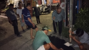 Warga Panggung Kota Tegal Swadaya Tutup Jalan Berlubang yang Tak Kunjung Diperbaiki, Dikerjakan Malam Hari