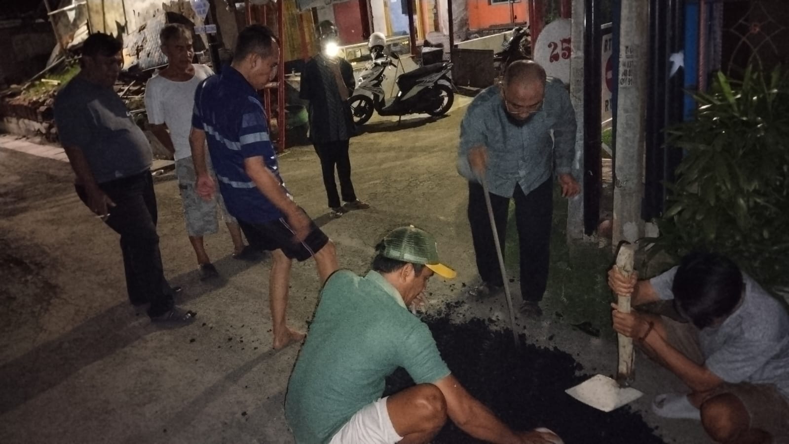 Warga Panggung Kota Tegal Swadaya Tutup Jalan Berlubang yang Tak Kunjung Diperbaiki, Dikerjakan Malam Hari