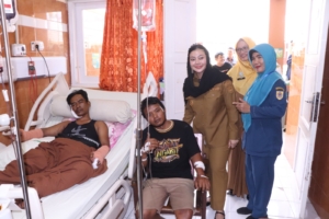 Jenguk Korban Teras Gedung KPT Brebes yang Ambruk di RS, Bupati Mitha: Biaya Pengobatan Ditanggung Pemkab