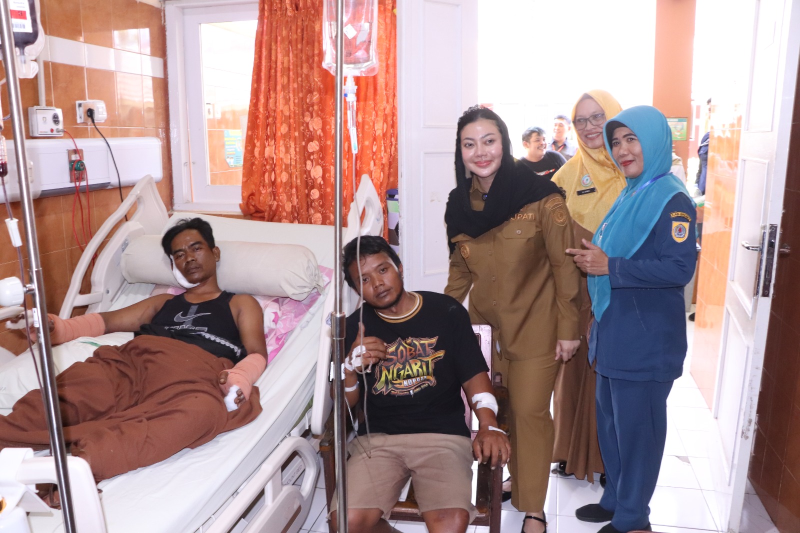 Jenguk Korban Teras Gedung KPT Brebes yang Ambruk di RS, Bupati Mitha: Biaya Pengobatan Ditanggung Pemkab