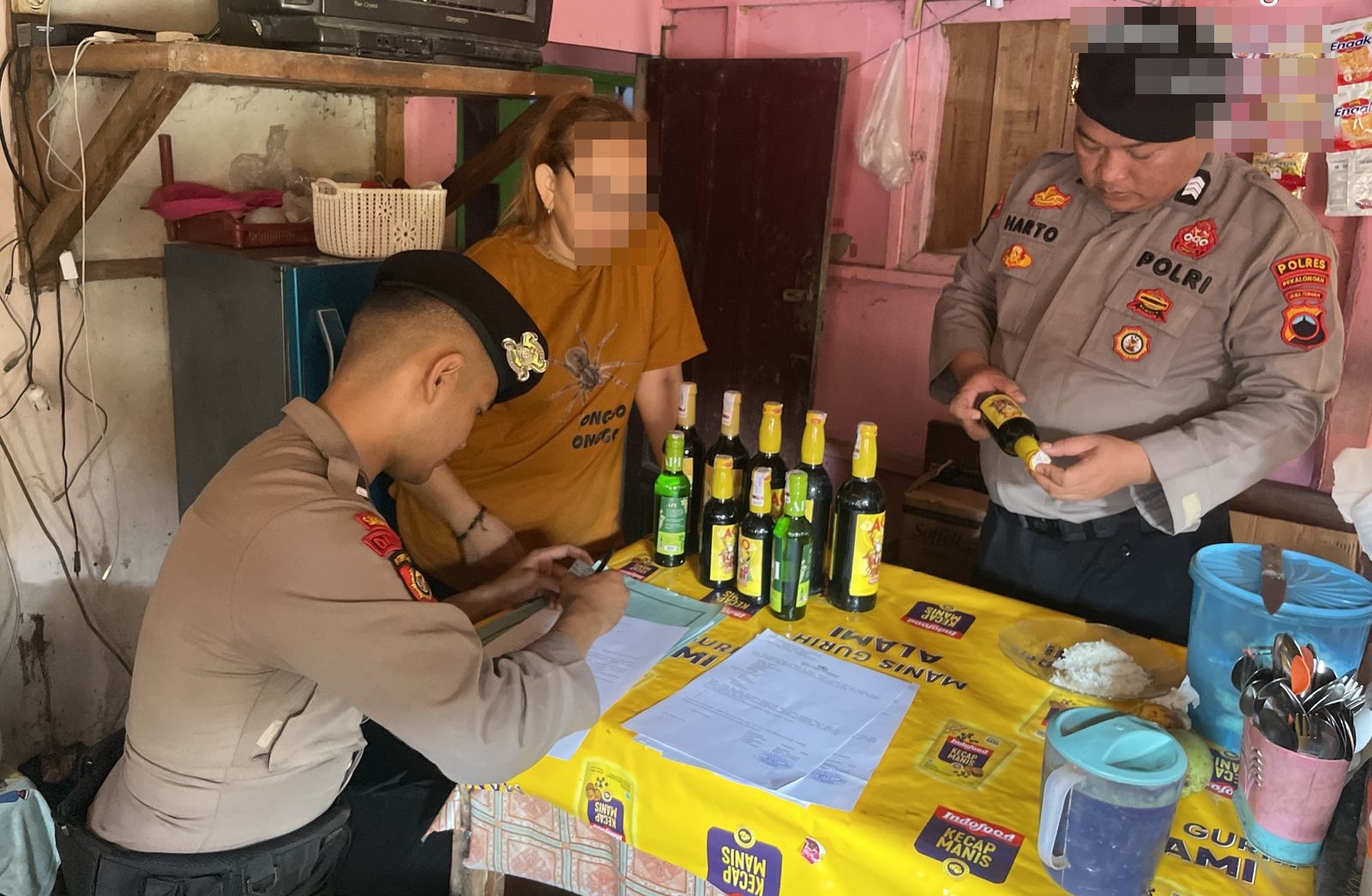 Nyisir Warung dan Kafe, Polisi Sita Puluhan Botol Miras di Pekalongan