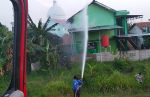 Ponpes Al Manshuriyah Adiwerna Tegal Terbakar, Petugas Damkar Jinakkan Api lewat Jalan Tol 