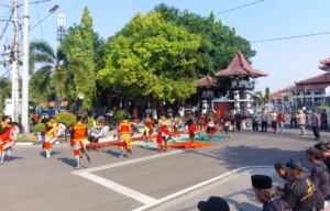 Diwarnai Pertunjukan Seni, Massa Lindu Aji Garis Lurus Datangi Pendopo Bupati Pemalang