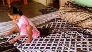 Nasib Perajin Bambu di Dukuhsalam Tegal, Plafon Anyaman Bambu Tergantikan Plafon PVC