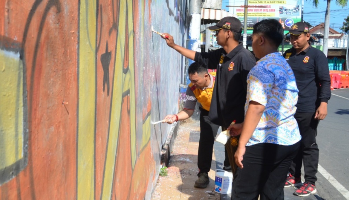 Warga Kota Tegal dan Polisi Bersatu Angkat Kuas, Lawan Suramnya Vandalisme