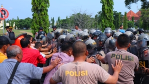 Antisipasi Aksi Anarkhis, Polres Pekalongan Latihan Pengendalian Massa di Depan Mapolres