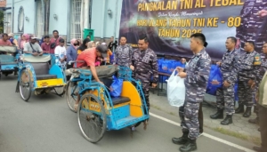 Khidmat Sholat Jumat dan Doa Bersama HUT TNI di Tegal, Warga Dapat Sembako