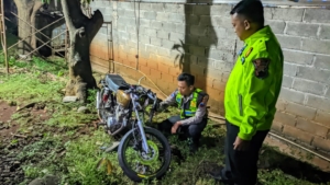 Truk Fuso Terguling di Jalan Raya Slamet Riyadi Batang, Motor Tertabrak: Satu Luka Ringan