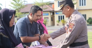 Empati Polres Tegal Kota, Berikan Bantuan untuk Pedagang Kecil Pasca Aksi Massa