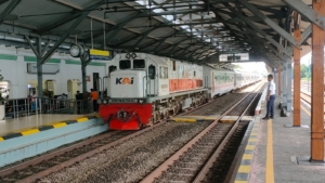 Tips Aman Naik Kereta di Musim Hujan, Nomor 2 Sering Kelupaan