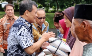 Gubernur Ahmad Luthfi Salurkan 6 Ton Beras untuk 600 Warga Rentan