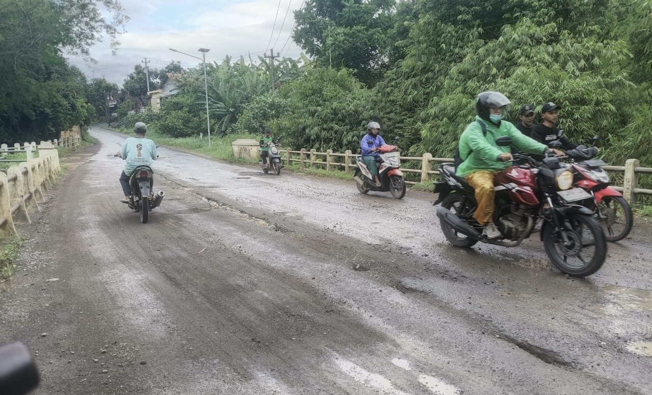 Waspada, Jembatan Srengseng-Jatilaba Margasari Tegal Membahayakan, Kondisinya Rusak Berlubang