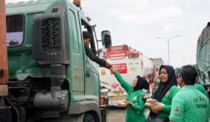 Terjebak Banjir Selama Dua Hari, Sopir Truk Akhirnya Lega Usai Terima Bantuan Makanan dari Pemprov Jateng