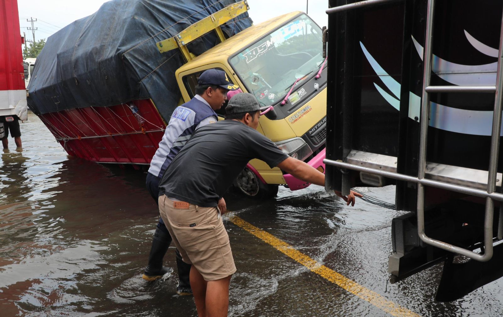 Aksi Petugas Dishub Jateng di Banjir Kaligawe: Dari Menolong Warga hingga Mengevakuasi Truk Terjebak