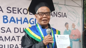 Mbah Kaidi, Wisudawan Tertua dan Terbaik Sekolah Lansia Bahagia Brebes