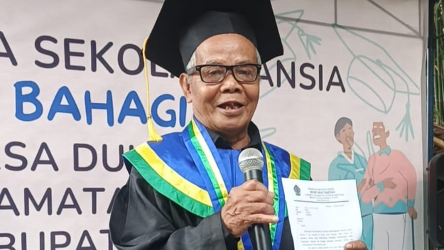 Mbah Kaidi, Wisudawan Tertua dan Terbaik Sekolah Lansia Bahagia Brebes