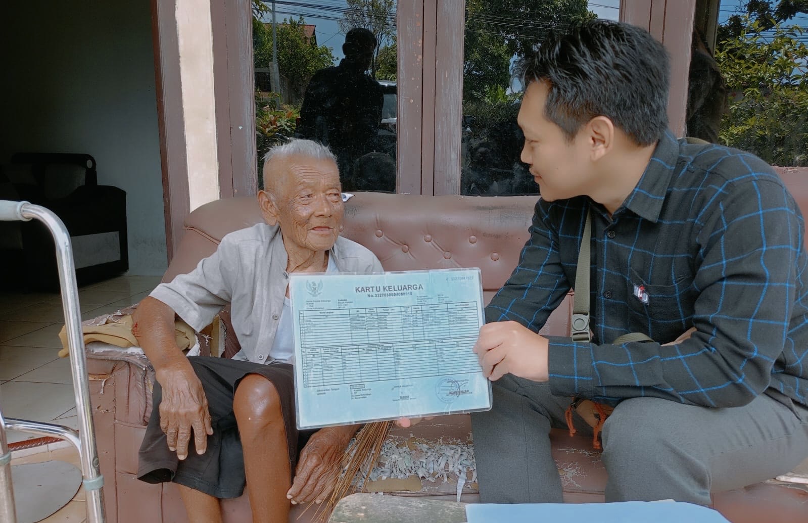 Pastikan Data Akurat, KPU Pemalang Datangi Pemilih Sepuh Usia 100 Tahun Lebih